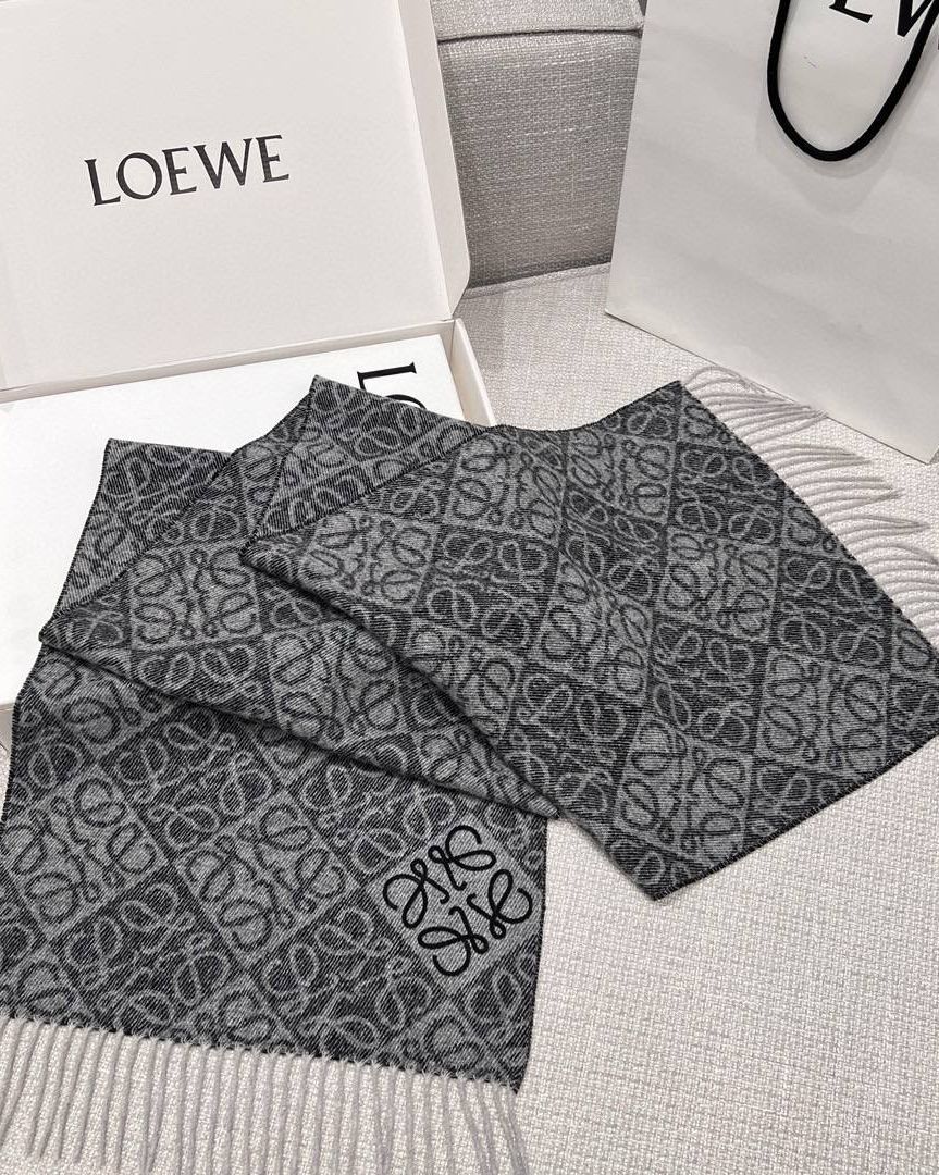 Шерстяной шарф Loewe