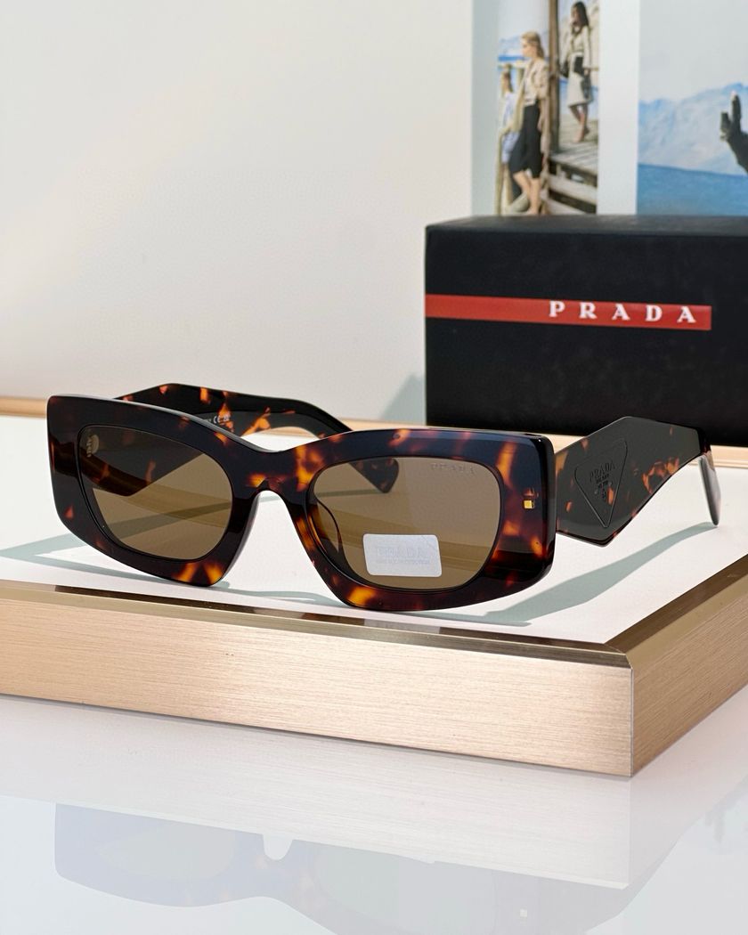 Очки Prada