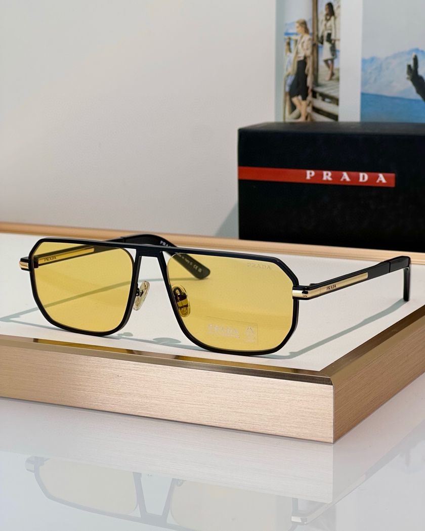 Очки Prada
