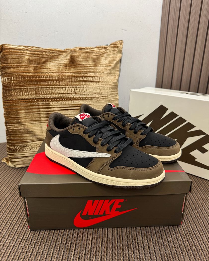 Кроссовки Nike × Travis Scott Air Jordan