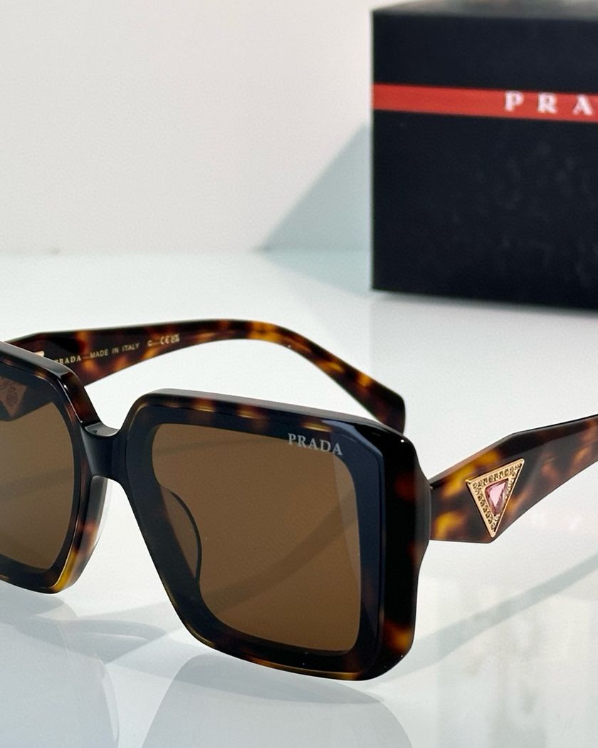 Prada cолнцезащитные очки