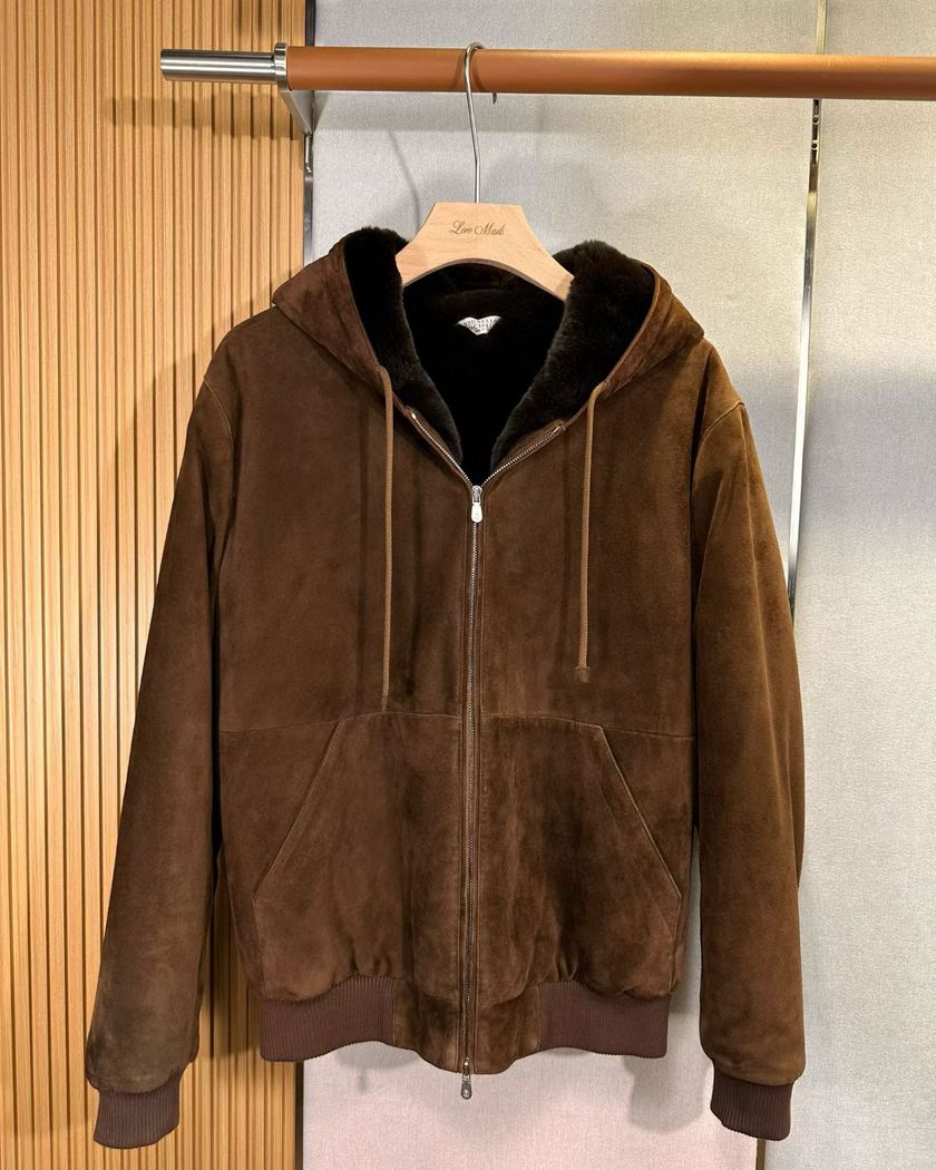 Бомбер Loro Piana из замши с капюшоном и утеплением мехом бобра